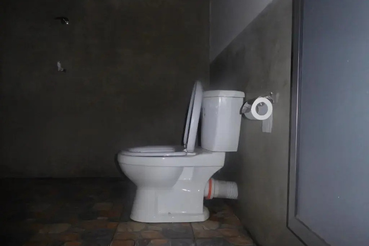 Room 4 of 8