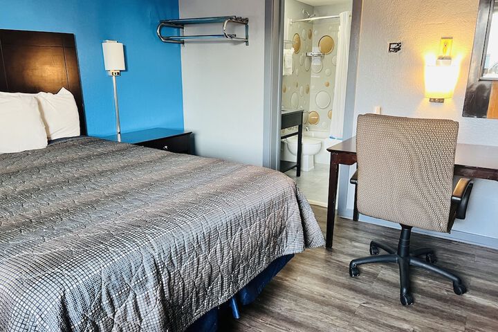1 Queen Bed (25 of 25)