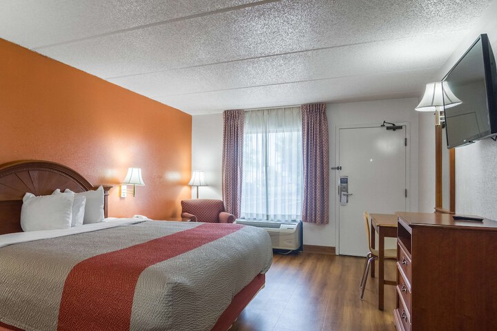 1 King Bed (7 of 9)