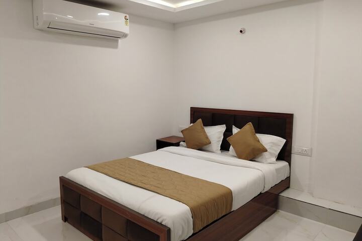 Room 11 of 17
