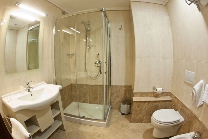 Room 9 of 32