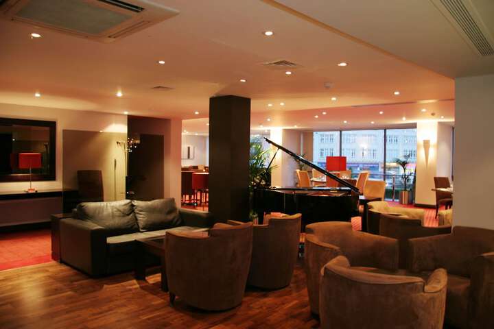 Lounge 31 of 40