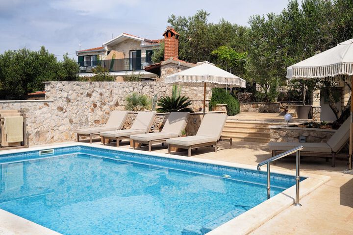 Pool 85 of 133