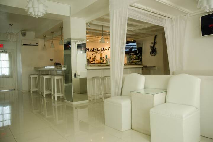 Lounge 91 of 110