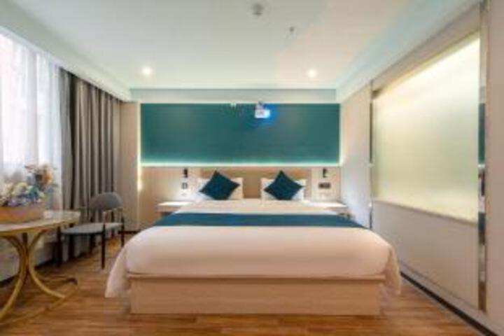 Room 8 of 9
