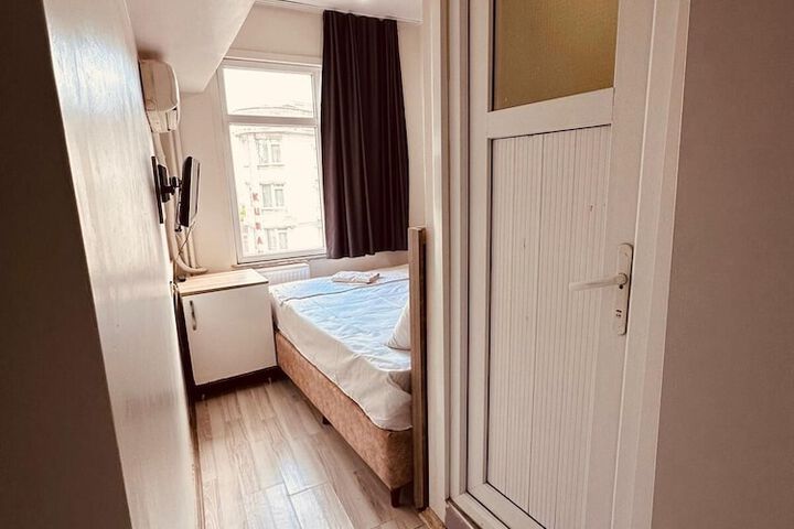 Room 10 of 32