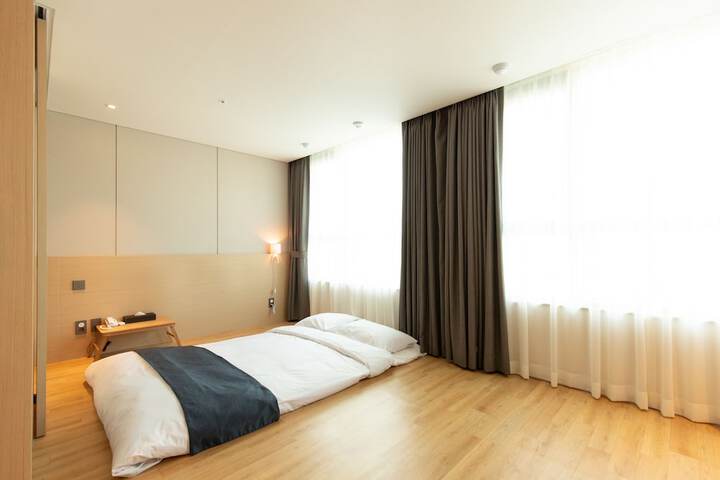 Room 27 of 61