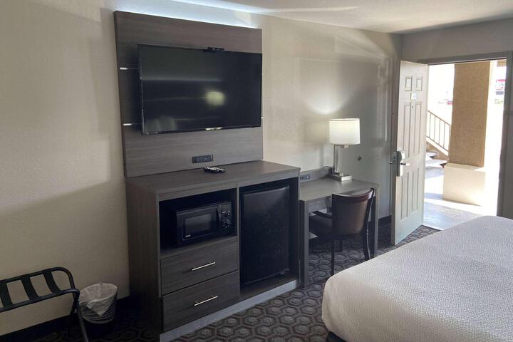 2 Queen Beds (11 of 20)