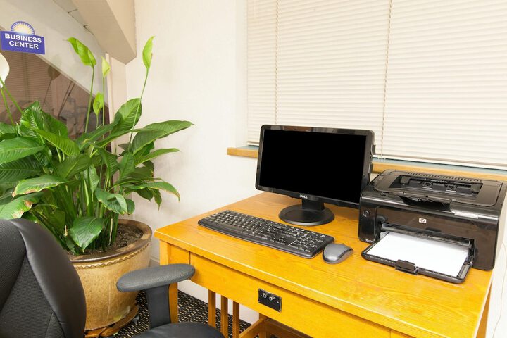 Business Center 32 of 33