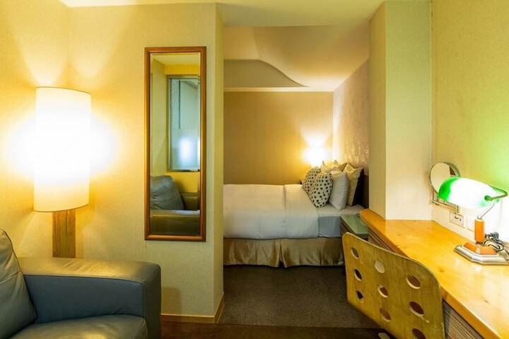 Room 28 of 47
