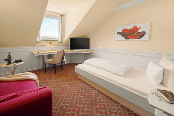 Room 28 of 83