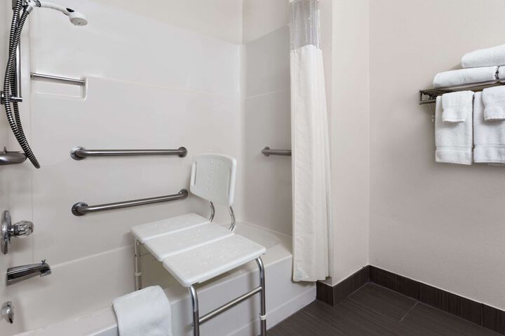 1 Queen Bed Accessible Room (5 of 13)