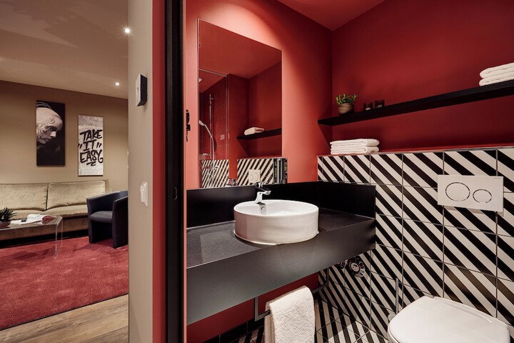 Room 32 of 66