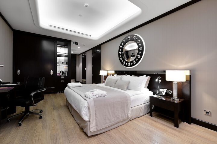Room 9 of 102