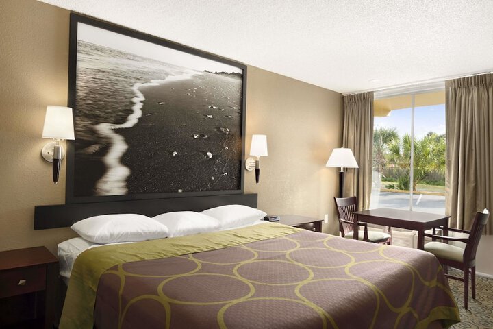 1 King Bed (3 of 6)