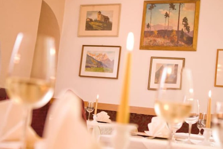 Dining 33 of 49