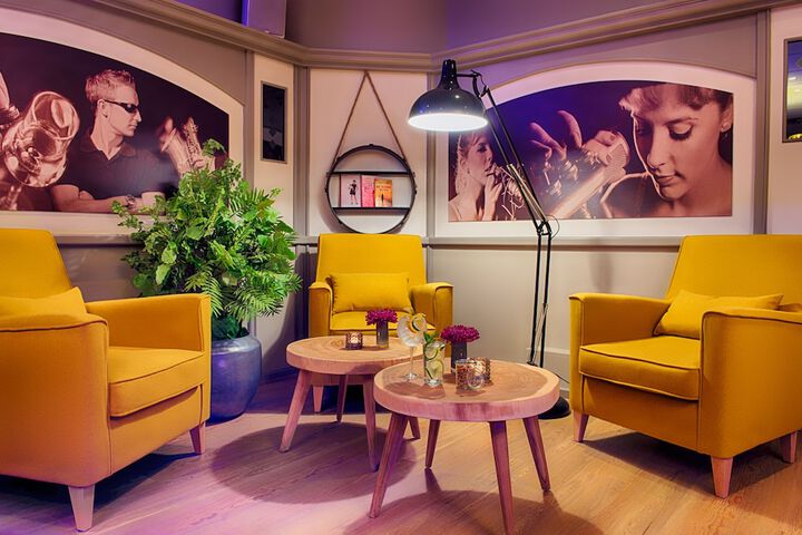 Lounge 30 of 45