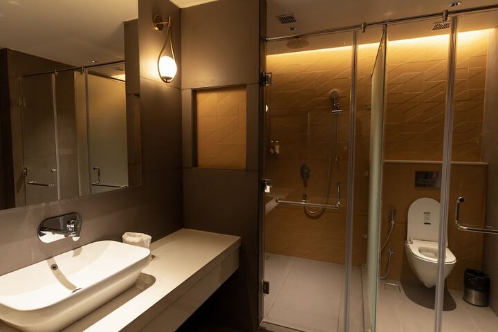 Room 16 of 18