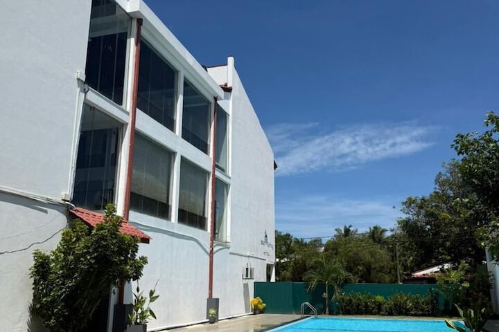 Hotel Exterior 23 of 24