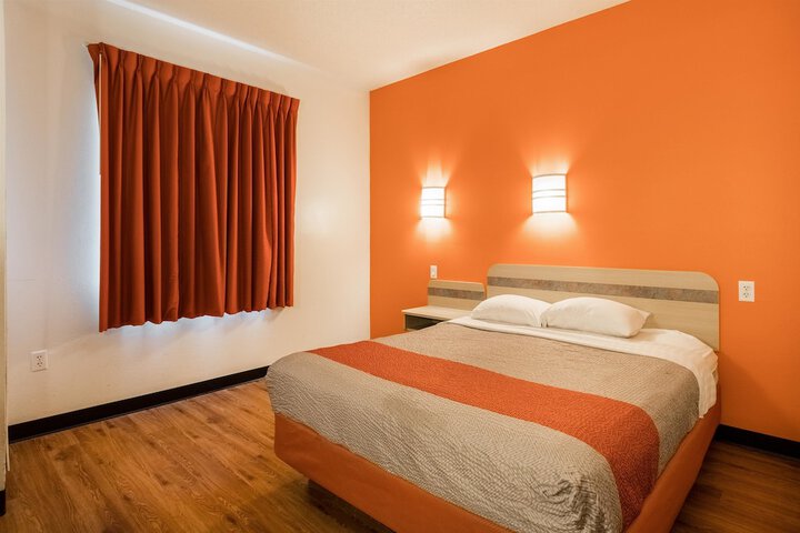 1 Queen Bed (15 of 16)