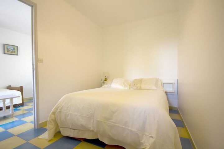 Room 4 of 18