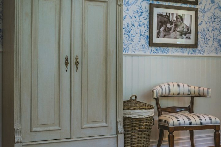 Room 27 of 73