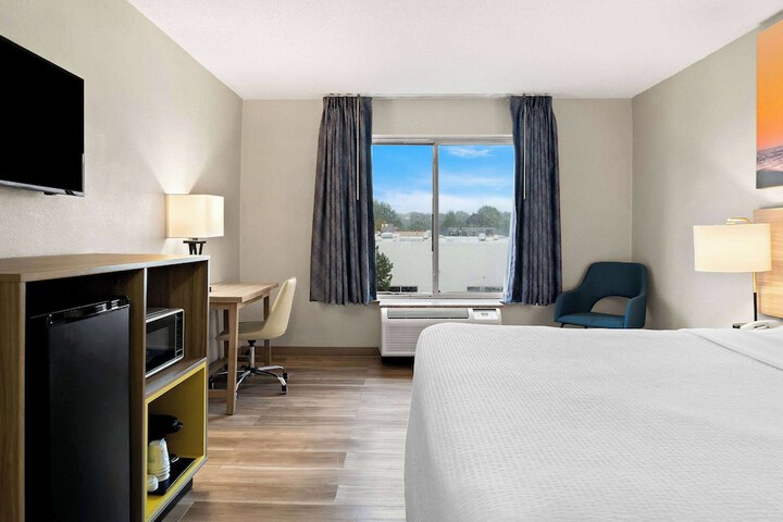 1 King Bed (2 of 23)
