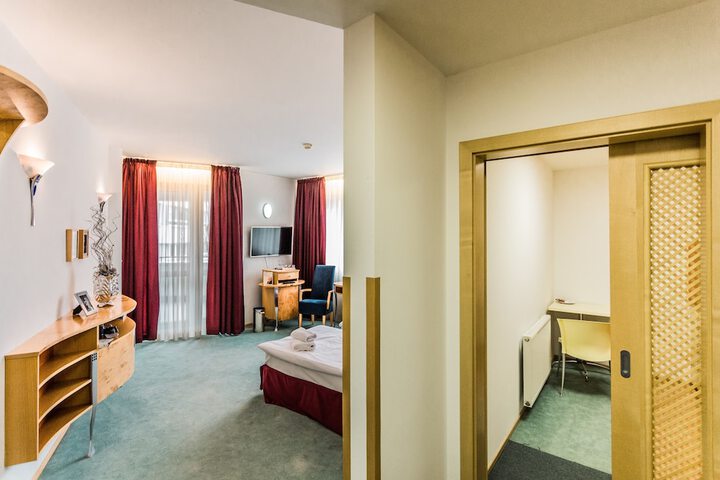 Room 48 of 102