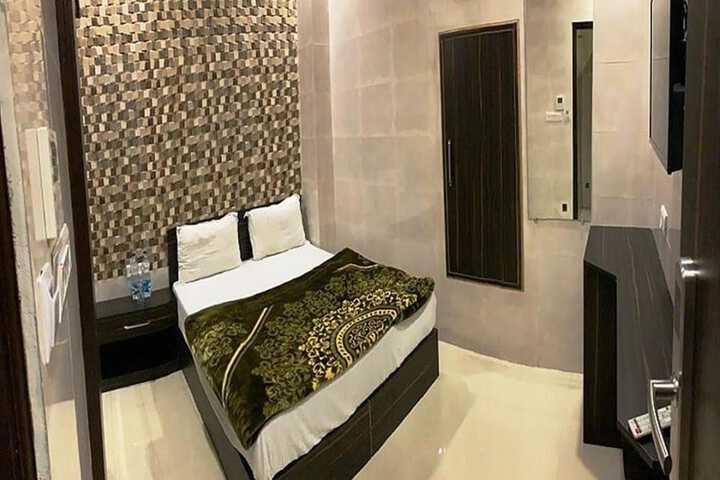 Room 28 of 49