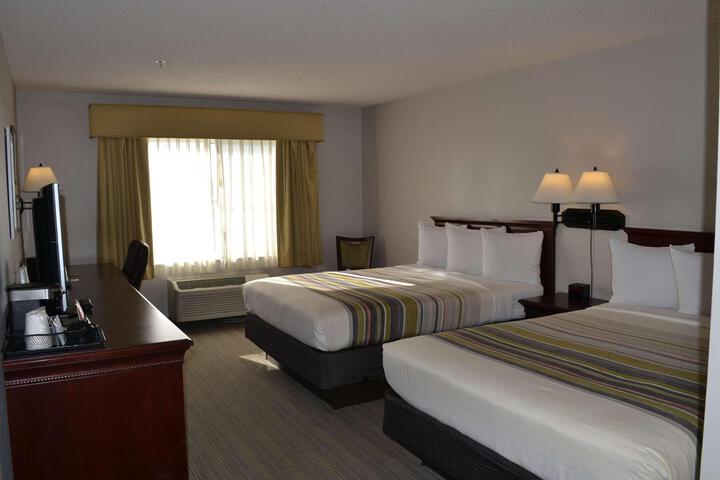 2 Queen Beds (7 of 10)