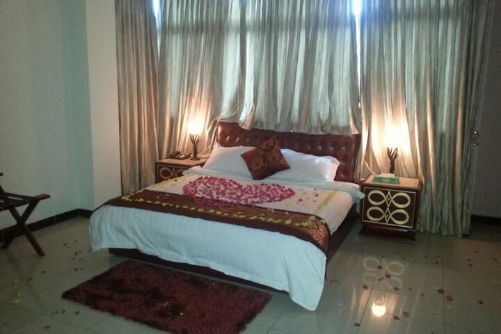 Room 4 of 10