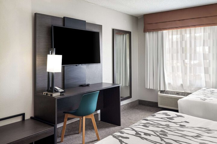 1 Queen Bed (1 of 7)