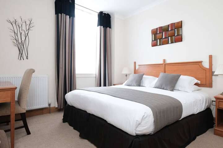 Room 10 of 34