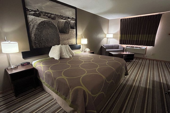 1 King Bed (8 of 16)