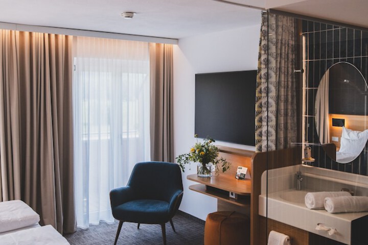 Room 10 of 102