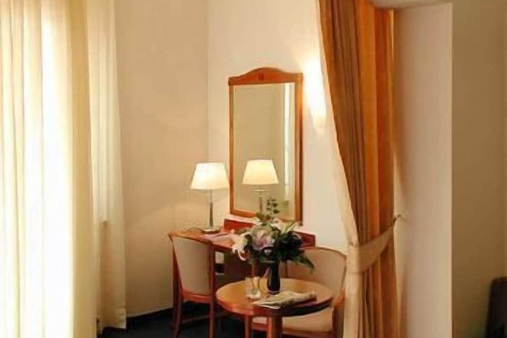 Room 3 of 66