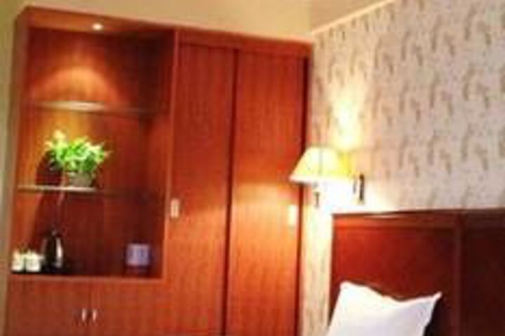 Room 3 of 43