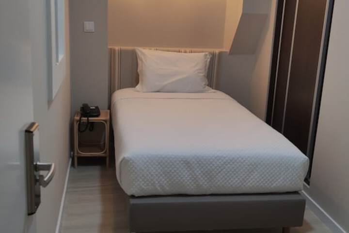 Room 6 of 51