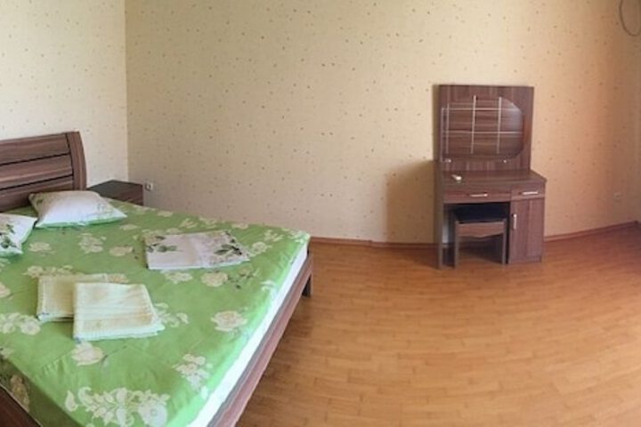Room 4 of 93