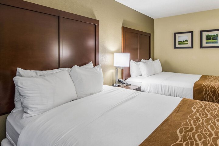 1 Queen Bed (5 of 6)