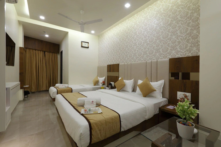 Room 6 of 9