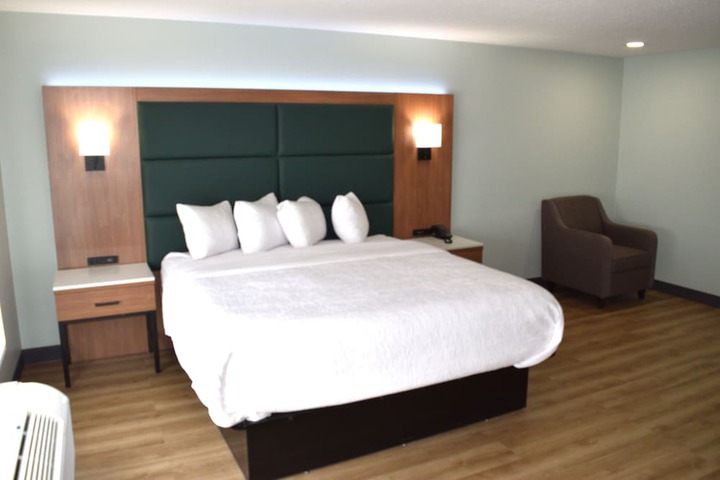 1 King Bed (8 of 10)