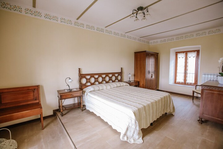 Room 2 of 40