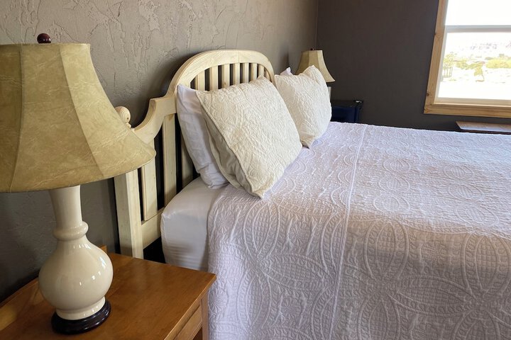 Room 18 of 136