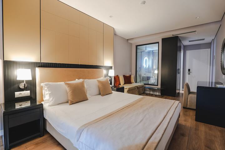 Room 4 of 76