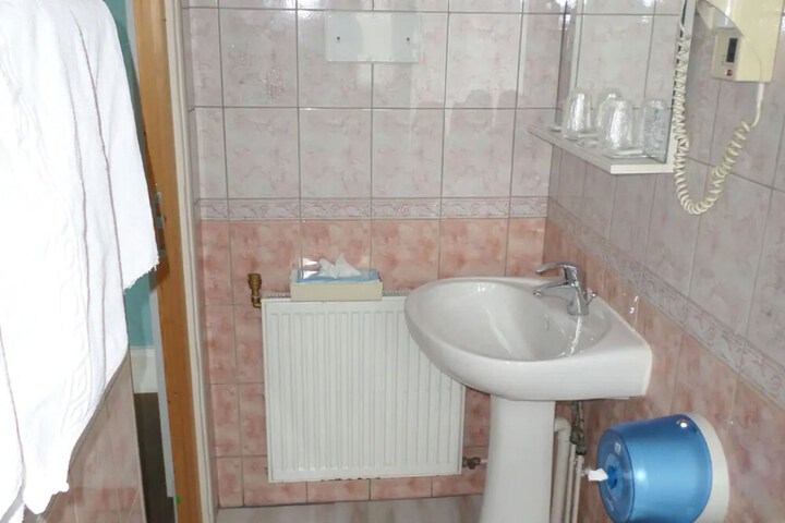Room 42 of 46