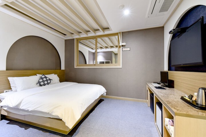 Room 5 of 19