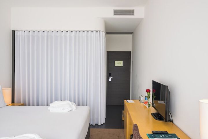 Room 37 of 98