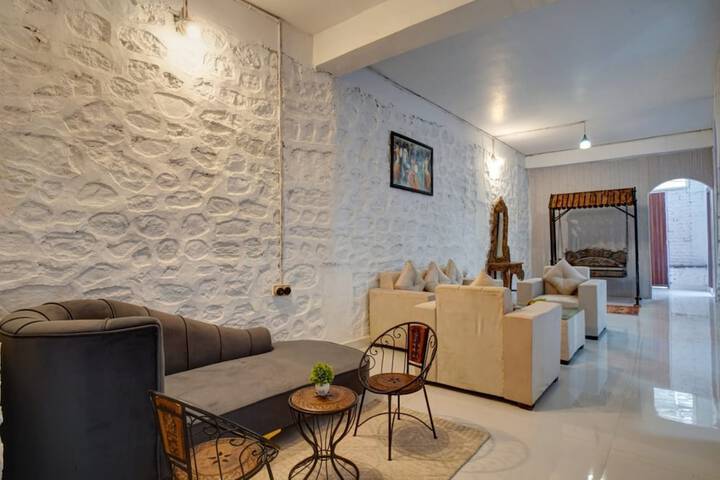 Room 9 of 25