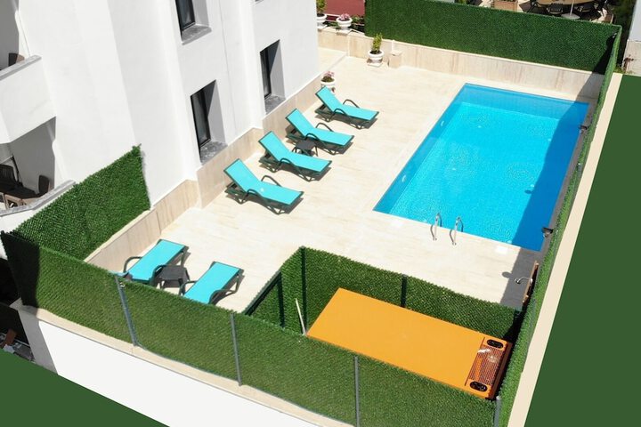 Pool 33 of 64